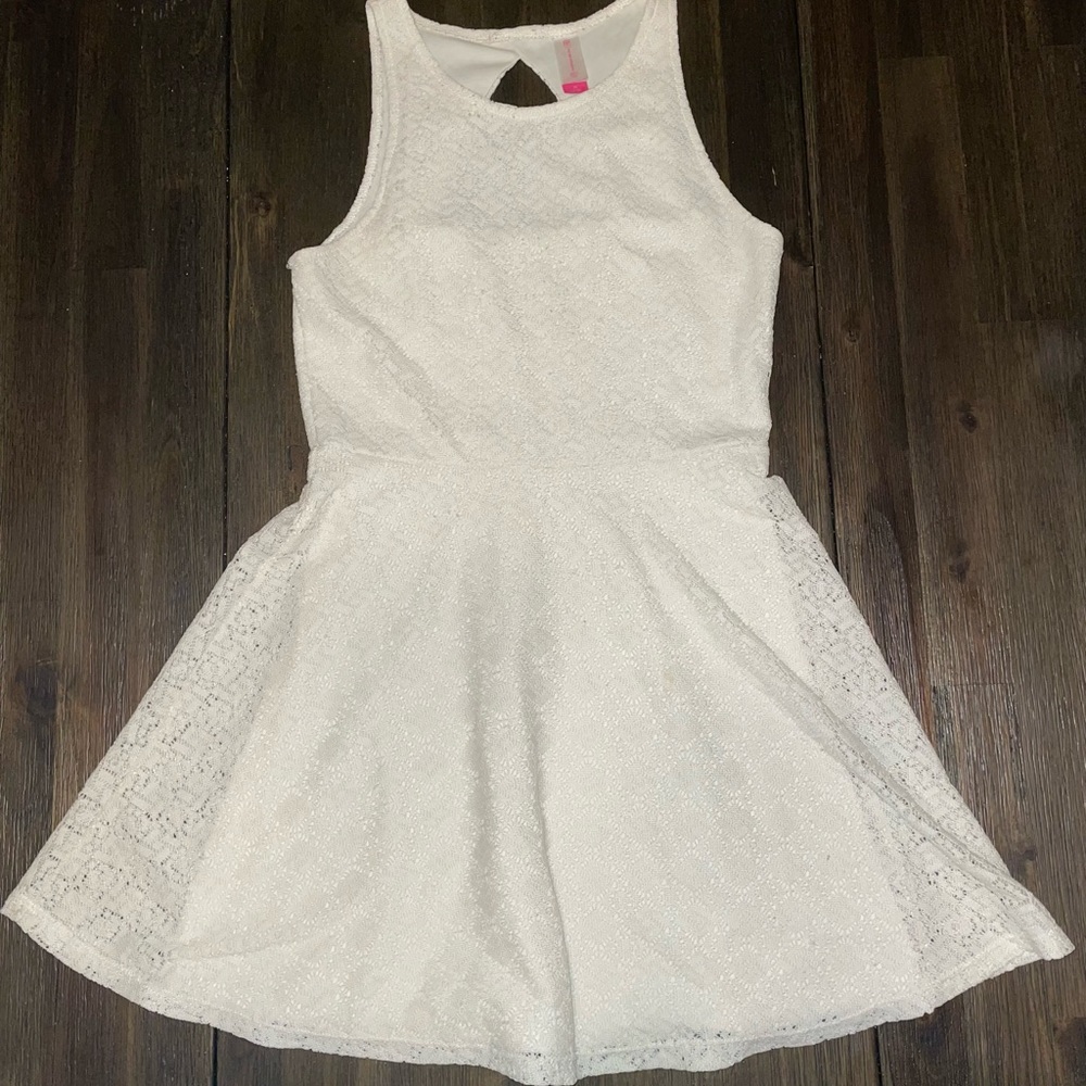 No boundaries white dress. Size medium. Good condition.